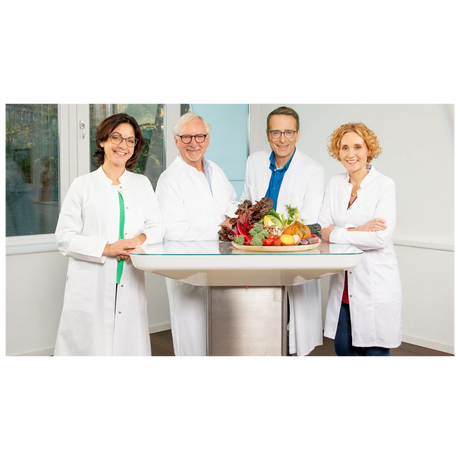Ernährungs-Docs: Cholesterin senken – unsere 100 besten Rezepte: vier Autoren in weißen Kitteln an einem Tisch mit Gemüse