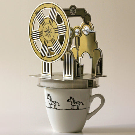 Ein Teetassen-Model mit einem mechanischen Uhrwerk auf der Oberseite.