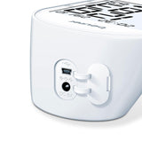Rückseite eines weißen Geräts mit USB-Anschluss, DC 6V Anschluss und Klappe.