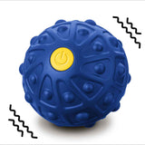 Blauer, runder Massageball mit gelbem Power-Button in der Mitte, umgeben von Noppen und Mustern.