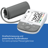 Blutdruckmessgerät mit Manschette und digitalem Display, zeigt Blutdruckwerte und Uhrzeit.