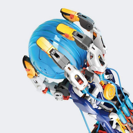 Roboterhand hält einen blauen Ball, bestehend aus mechanischen Teilen und Kabeln.
