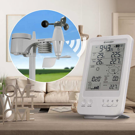Wetterstation mit Windmesser und digitaler Uhr auf einem Tisch im Wohnzimmer.