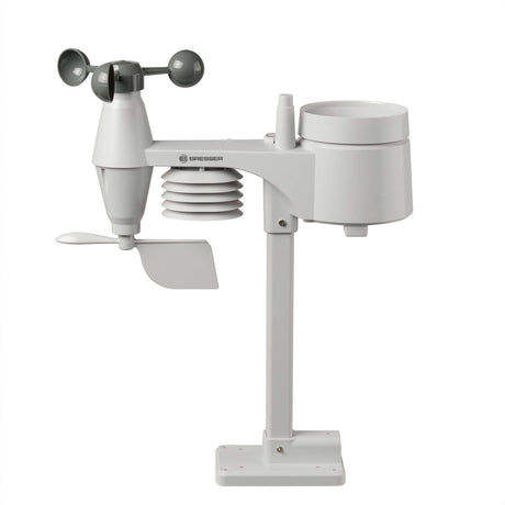Meteorologisches Messgerät mit Anemometer, Sonnenschutz und Messschalen auf weißem Hintergrund.