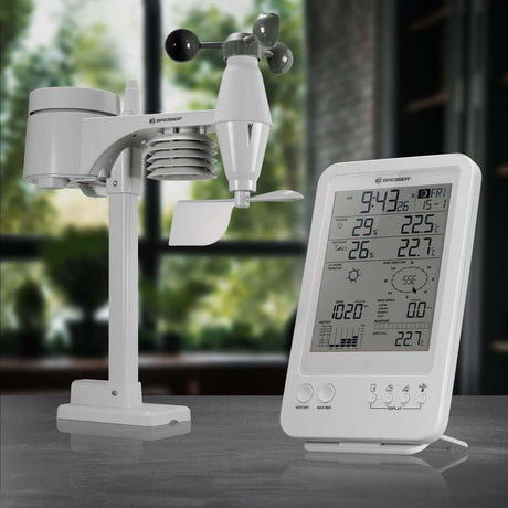 Wetterstation mit Windmesser und digitaler Anzeige, zeigt Temperatur, Luftfeuchtigkeit, Winddaten und Uhrzeit.