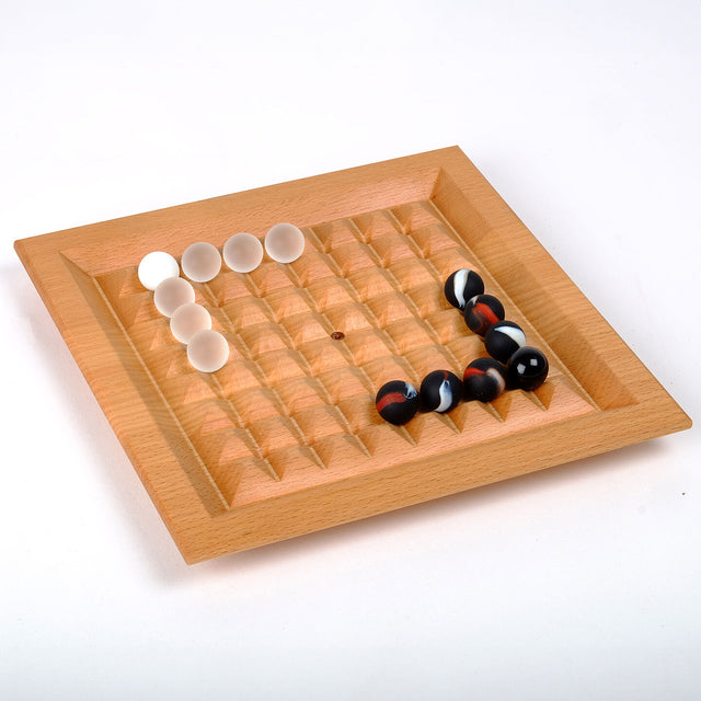 Holz-Backgammon-Spielbrett mit weißen und schwarzen Spielsteinen.