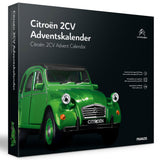Grüner Citroën 2CV Modell im Maßstab 1:38 auf einem schwarzen Hintergrund.