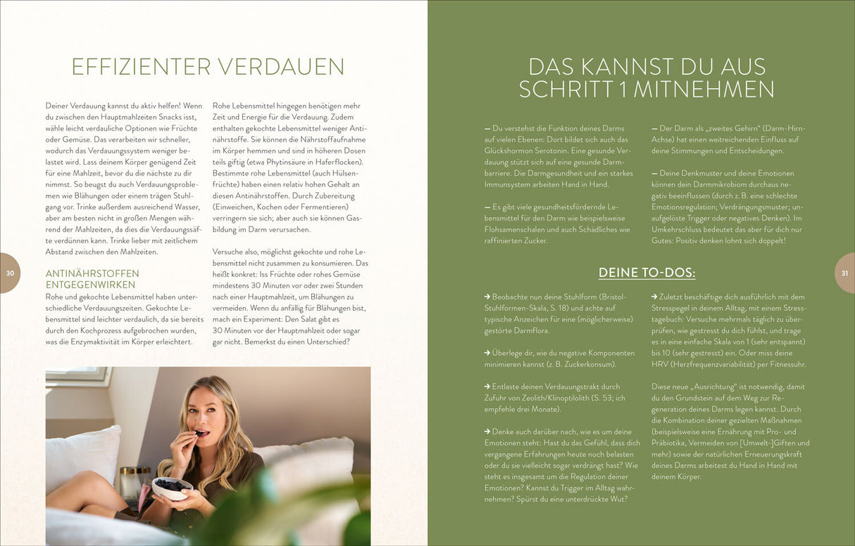Frau sitzt auf Sofa, isst Beeren aus Schüssel, schaut in Kamera, im Hintergrund helles Zimmer.
