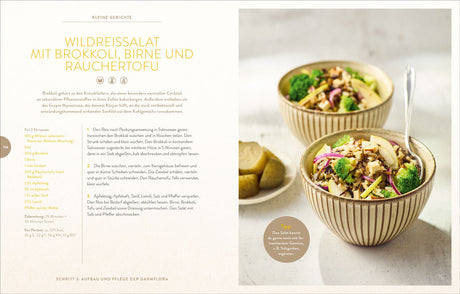 Zwei Schüsseln mit buntem Wildreissalat, Brokkoli, Birne, Rauchertofu, Zwiebel, und Kräutern, daneben eine kleine Schale mit Karto