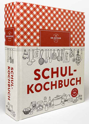 Schulkochbuch mit rotem und weißem Deckel, Illustration von Küchenutensilien und Lebensmitteln, Titel in großen roten Buchstaben.