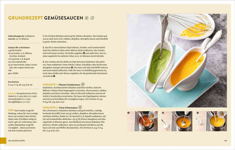 Zwei Schalen mit grüner und gelber Gemüsesauce, jeweils mit Schneebesen.