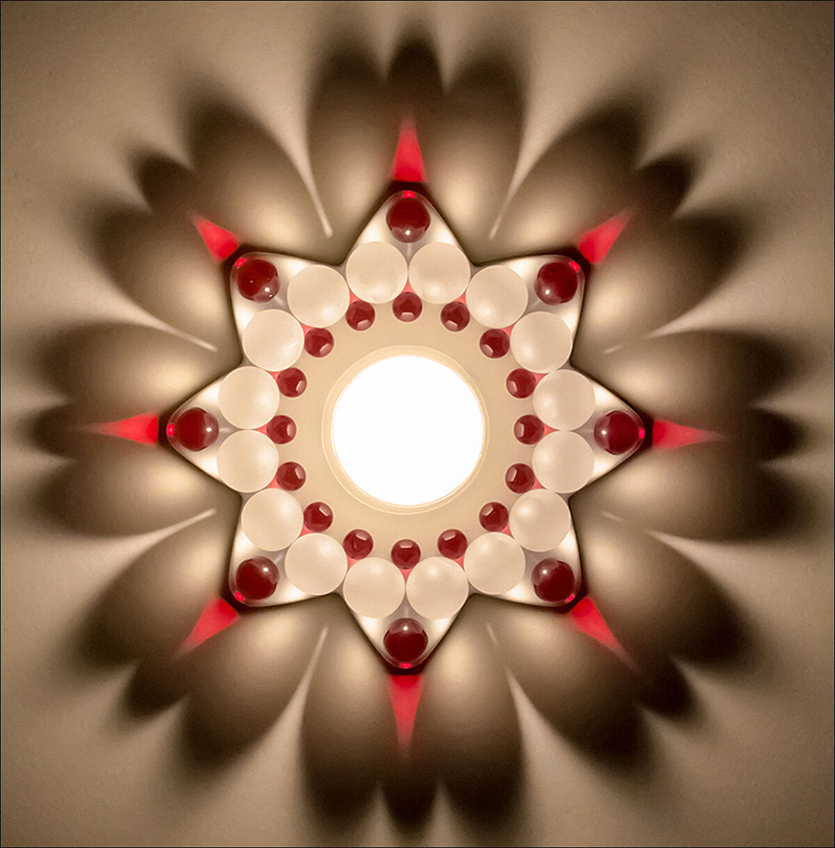 Dresdner Glasperlenstern. Aura weiß-rot