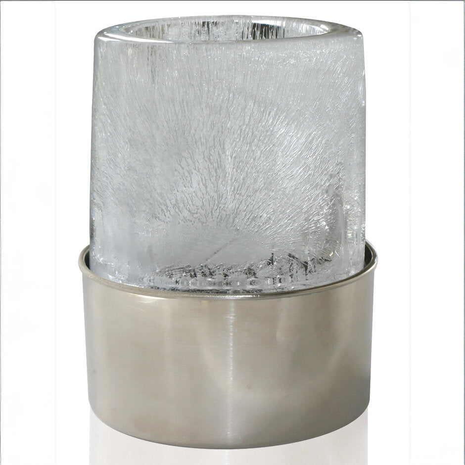 Eiswürfel im Edelstahlbehälter, transparent, mit frostiger Oberfläche.