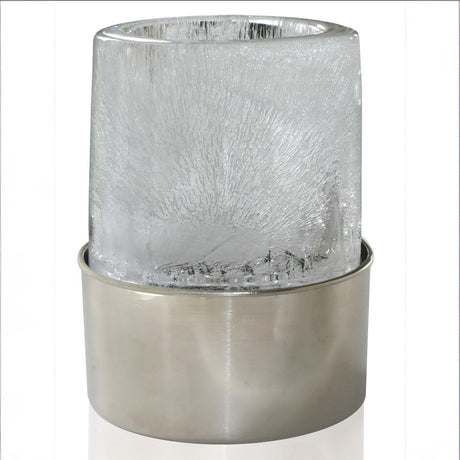 Eiswürfel im Edelstahlbehälter, transparent, mit frostiger Oberfläche.