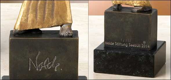 Skulptur mit goldener Figur auf schwarzem Sockel, darunter Gravur "Nolde Stiftung Seebüll 2014".