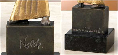 Skulptur mit goldener Figur auf schwarzem Sockel, darunter Gravur "Nolde Stiftung Seebüll 2014".