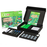Offenes Set mit digitalem Mikroskop, Zubehör und Anleitung, in schwarzer Box.