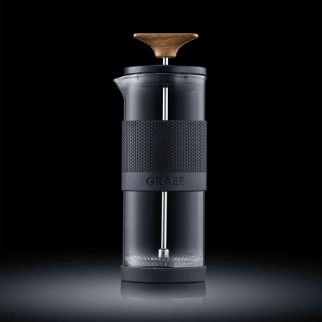 Kaffeebereiter mit Holzgriff, schwarzem Gehäuse und "GRAEF"-Aufdruck, vor dunklem Hintergrund.
