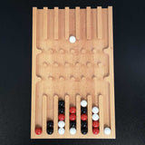 Holz-Backgammon-Spiel mit schwarzen, weißen und roten Spielsteinen auf schwarzem Hintergrund.