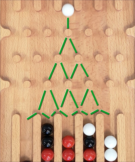 Auf dem Bild ist ein Holz-Backgammon-Brett mit schwarzen, roten und weißen Steinen.