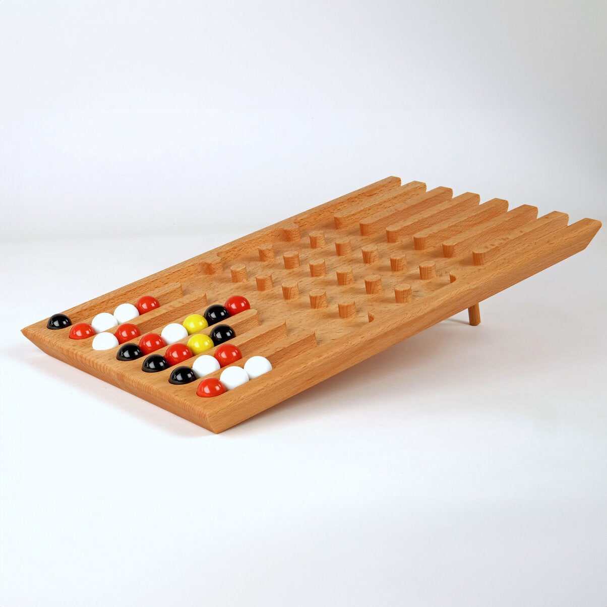Holzspiel mit bunten Kugeln und mehreren leeren Fächern, auf einem weißen Hintergrund.