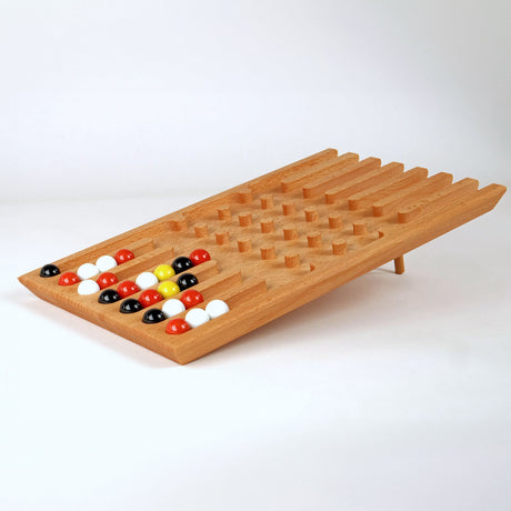 Holzspiel mit bunten Kugeln und mehreren leeren Fächern, auf einem weißen Hintergrund.