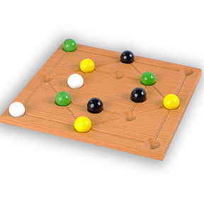 Holzbrett mit bunten Kugeln und Linien, vermutlich ein strategisches Spiel.
