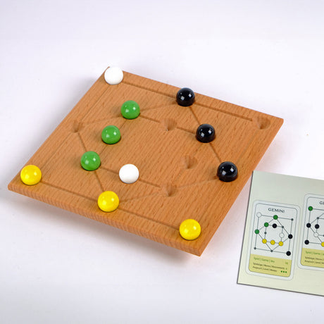 Holzspiel mit bunten Kugeln und Spielanleitung auf weißem Hintergrund.
