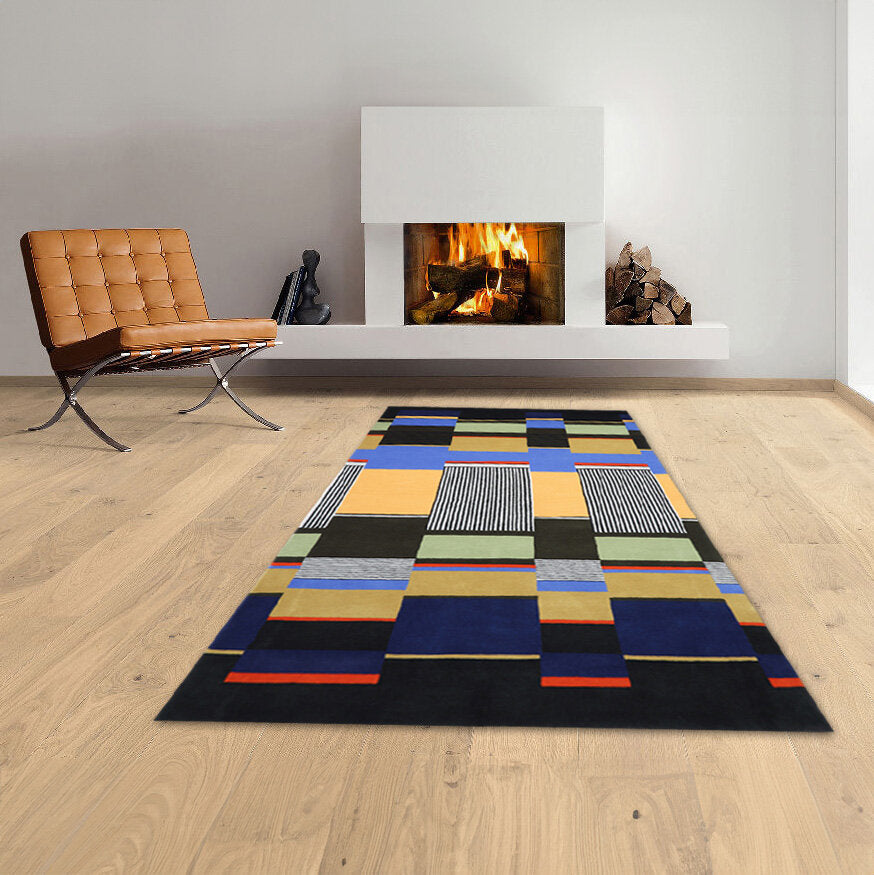 Moderner Raum mit Kamin, braunem Sessel, bunter geometrischer Teppich auf Holzboden.