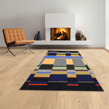 Moderner Raum mit Kamin, braunem Sessel, bunter geometrischer Teppich auf Holzboden.