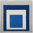 Abstraktes Bild mit drei ineinander liegenden blauen Quadraten auf grauem Hintergrund.