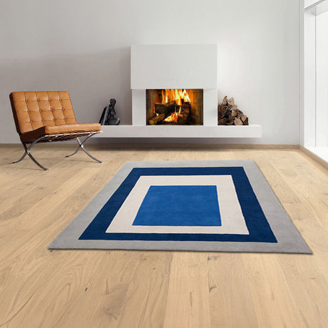 Moderner Raum mit Kamin, braunem Sessel, Holzofen und blauer, grauer Teppich auf Holzboden.