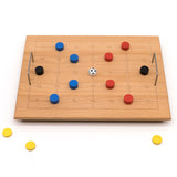 Holzfußballtisch mit blauen, roten und schwarzen Spielfiguren, Toren und einem Spielball in der Mitte.