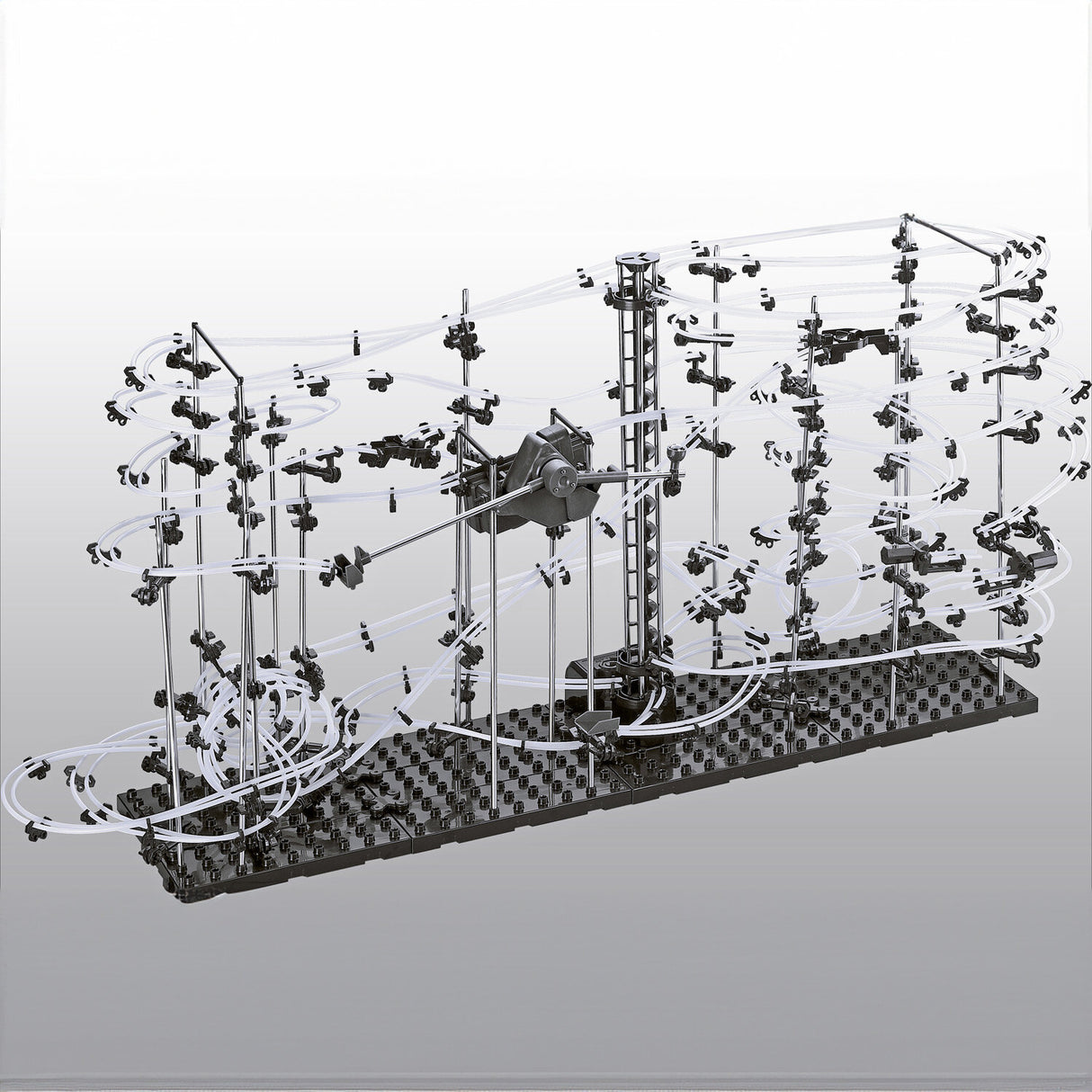 Mechanisches Modell mit mehreren weißen Schläuchen, schwarzen Verbindungsstücken und einer zentralen Achse auf schwarzer Basis.