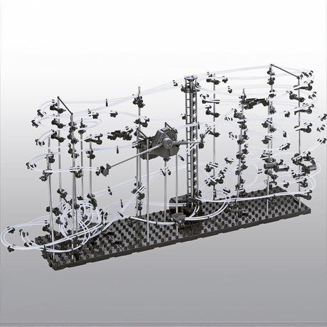 Mechanisches Modell mit mehreren weißen Schläuchen, schwarzen Verbindungsstücken und einer zentralen Achse auf schwarzer Basis.