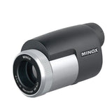 Handmikroskop mit schwarzem Gehäuse, silbernem Fokussierrad und "MINOX" Logo.
