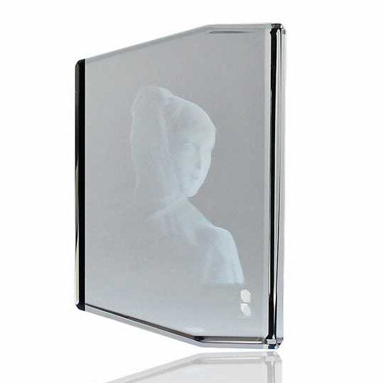 Ein transparentes, rahmenloses Display mit einer 3D-geschnittenen Frauenfigur.
