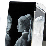 Ein Smartphone zeigt ein Schwarz-Weiß-Borad mit zwei Frauen in traditionellen Kleidern und Hauben.