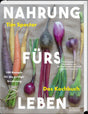 Bunte Gemüsesorten auf braunem Papier, darunter Karotten, Rote Bete, Schalotten und anderes.