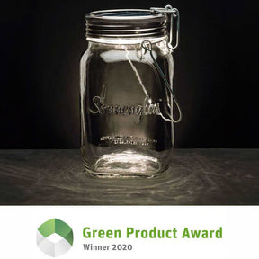 Leeres Glas mit Metallverschluss und Aufhängung, auf dunklem Hintergrund, mit "Summerjar" graviert