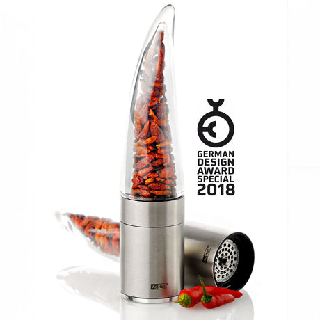 Stilvoller Gewürzmörser mit roten Chili-Schoten und einem Gewürzbehälter, daneben das Logo des German Design Award 2018.