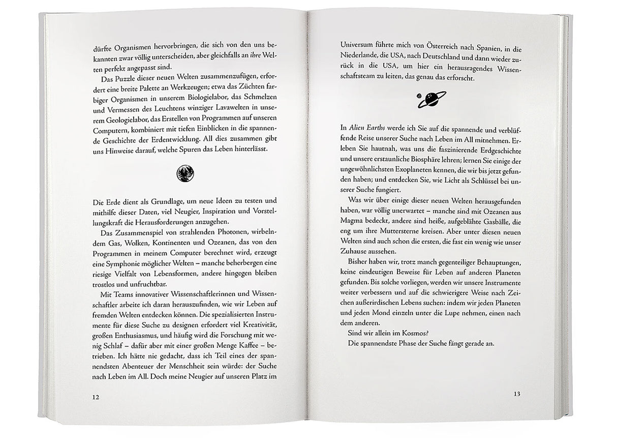 Zwei offene Buchseiten mit Text, eine kleine Illustration eines Planeten mit Ringen.