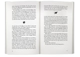 Zwei offene Buchseiten mit Text, eine kleine Illustration eines Planeten mit Ringen.