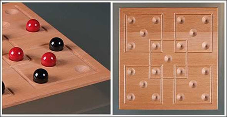 Brettspiel mit roten und schwarzen Kugeln, Spielfeld mit Vertiefungen und Linien.