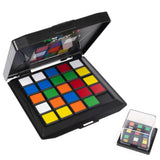 Schwarz-weißer Koffer mit farbigen, quadratischen Spielsteinen und transparentem Deckel.