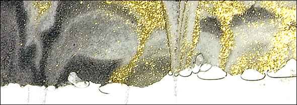 Schwarz-goldene, gemusterte Oberfläche mit flüssigen, wellenförmigen Linien und Glitzereffekten.