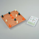 Holzbrett mit bunten Spielfiguren und Spielkarte für das Brettspiel Semiramis.