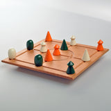 Holz-Quorspiel mit weißen, grünen und orangen Spielfiguren auf einem Spielbrett.