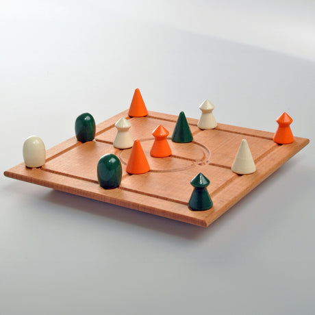 Holz-Quorspiel mit weißen, grünen und orangen Spielfiguren auf einem Spielbrett.