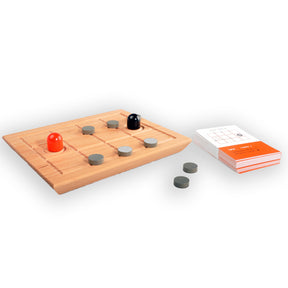 Holz-Backgammon-Spiel mit roten und schwarzen Steinen, Spielkarten und zwei Steinen auf dem Brett.